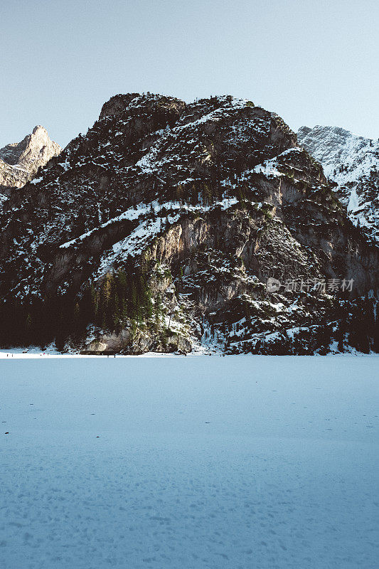 在Dolomites阿尔卑斯山的Lago Di braes的圣诞仙境